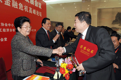 人大常委會(huì)副委員長(zhǎng)，全國婦聯(lián)主席：顧秀蓮為我司董事長(zhǎng)、總經(jīng)理：黃毅頒獎(jiǎng)